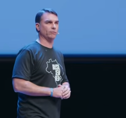 Flávio Bolsonaro lança plano de segurança com castração química para estupradores e combate à impunidade