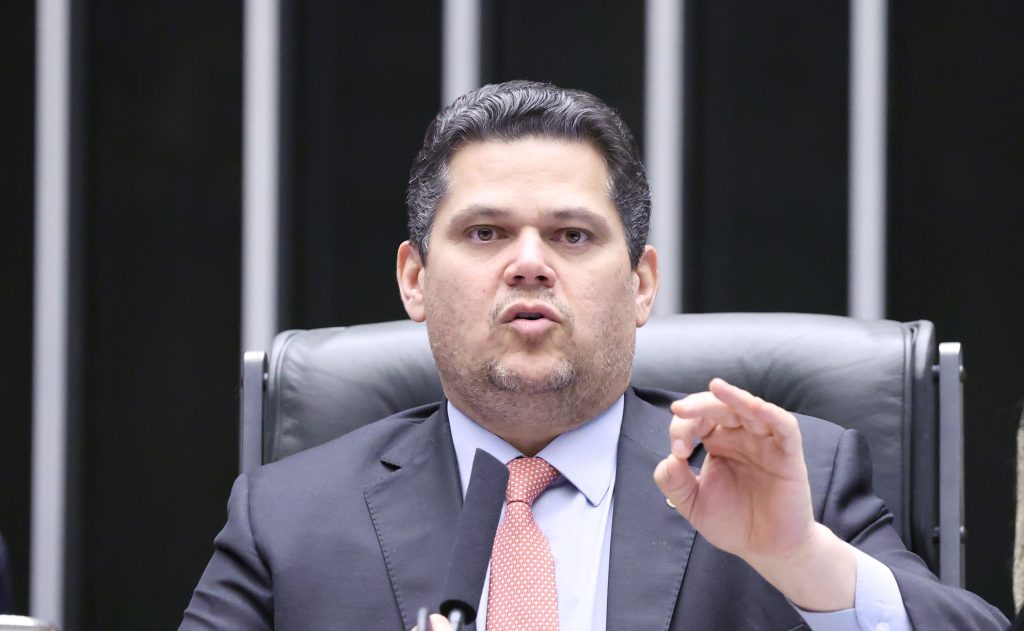 Alcolumbre adia sessão do Congresso com 90 vetos presidenciais em meio à operação da PF contra líder do governo
