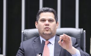 Alcolumbre adia sessão do Congresso com 90 vetos presidenciais em meio à operação da PF contra líder do governo