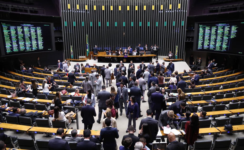 Câmara dos Deputados aprova urgência em projeto que suspende demarcação de terras indígenas em SC e debate Lei de 1996