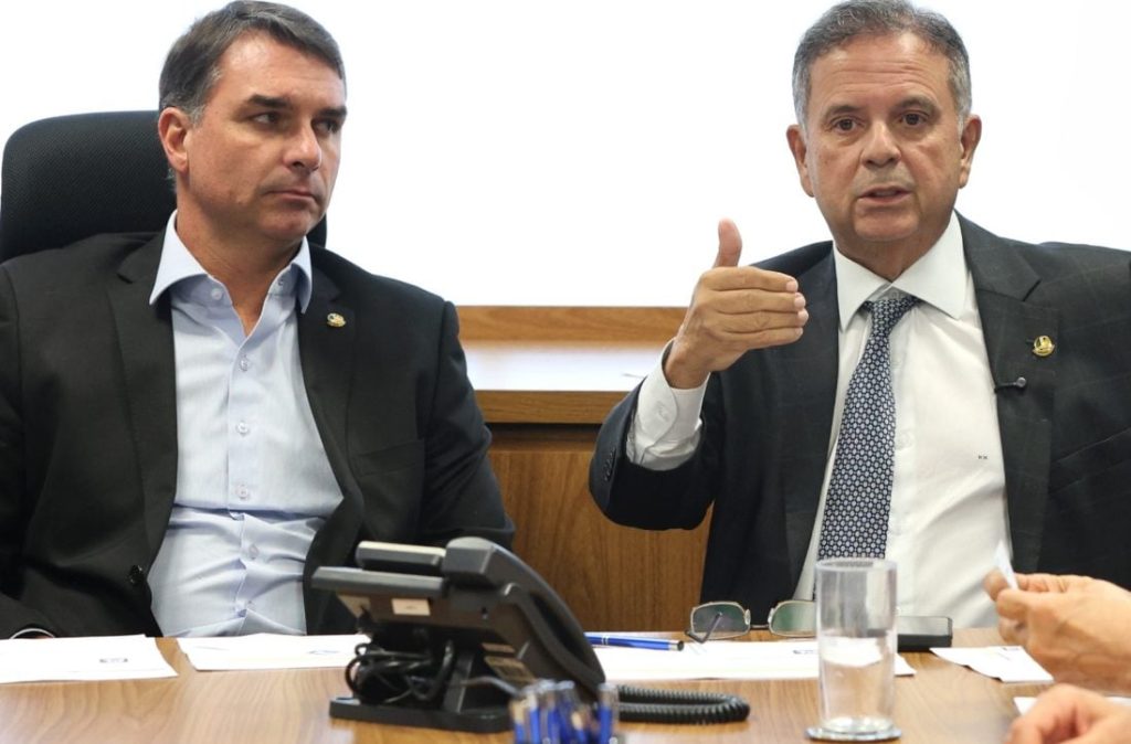 Ceará vira campo de batalha no PL: Michelle e Flávio Bolsonaro divergem sobre aliança-chave para 2026