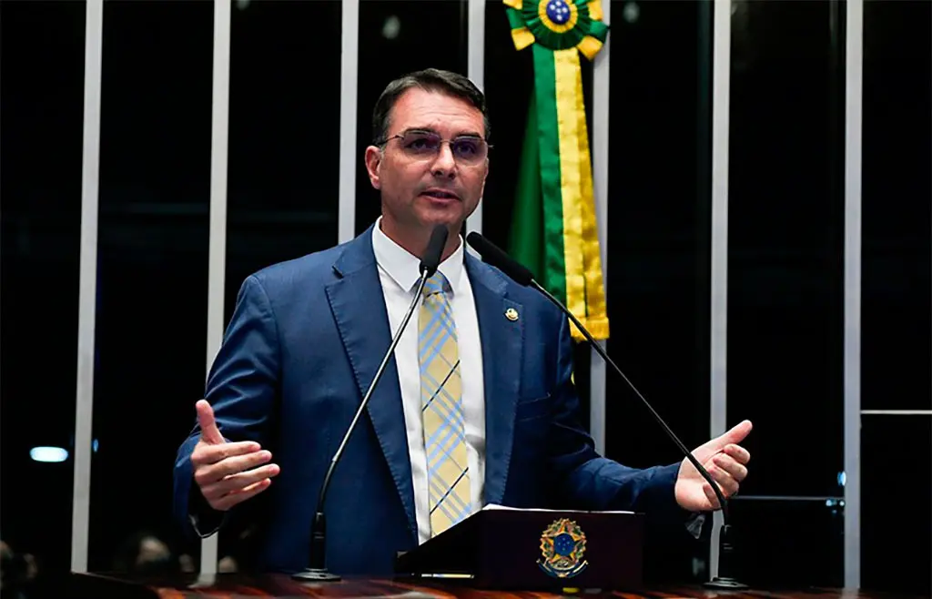 Flávio Bolsonaro intensifica agenda internacional com encontro com Milei na Argentina