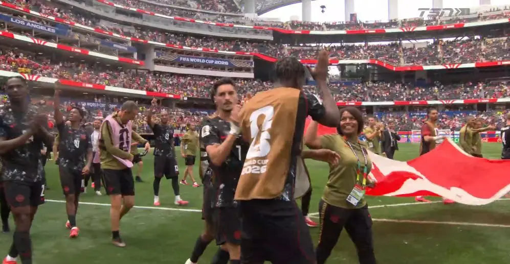 Canadá faz história na Copa do Mundo e avança às oitavas após vitória dramática