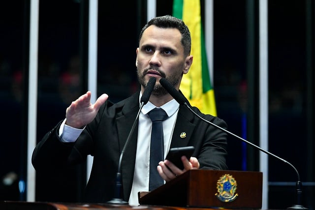 Cleitinho sinaliza candidatura ao governo de Minas, com apoio conservador e liderança em pesquisas