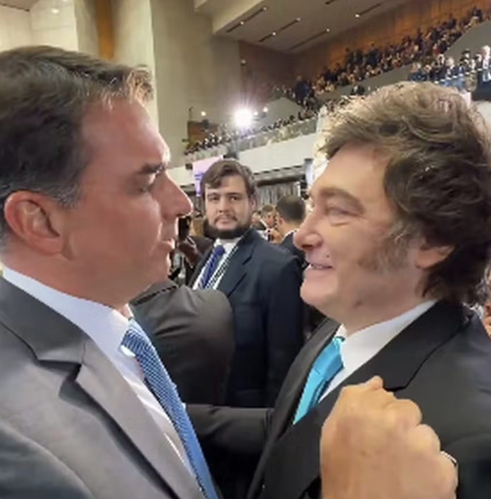 Flávio Bolsonaro projeta reaproximação Brasil-Argentina e elogia Milei: 'O socialismo é um modelo empobrecedor'
