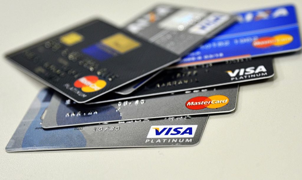 Bancos elevam anuidades em até 185% e restringem salas VIP em cartões de alta renda
