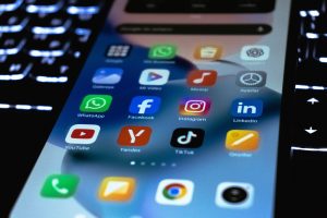 Milhão em anúncios anônimos ataca direitistas e impulsiona esquerda em redes sociais