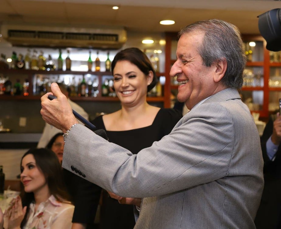 Michelle Bolsonaro e Valdemar Costa Neto se reúnem após embate com Flávio sobre aliança no Ceará
