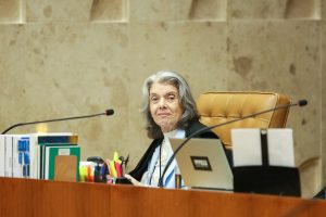 STF limita 'penduricalhos' de juízes: teto de 35% e corte de auxílios geram debate sobre privilégios no Judiciário