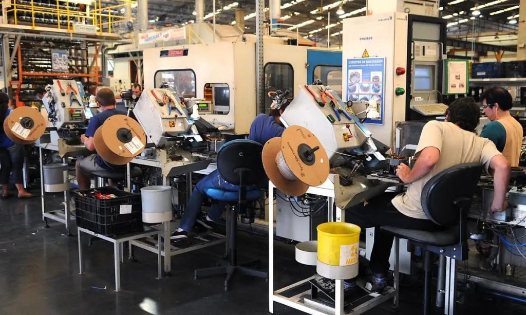 Produtividade brasileira cai 1,5% e economia segue abaixo do nível pré-pandemia