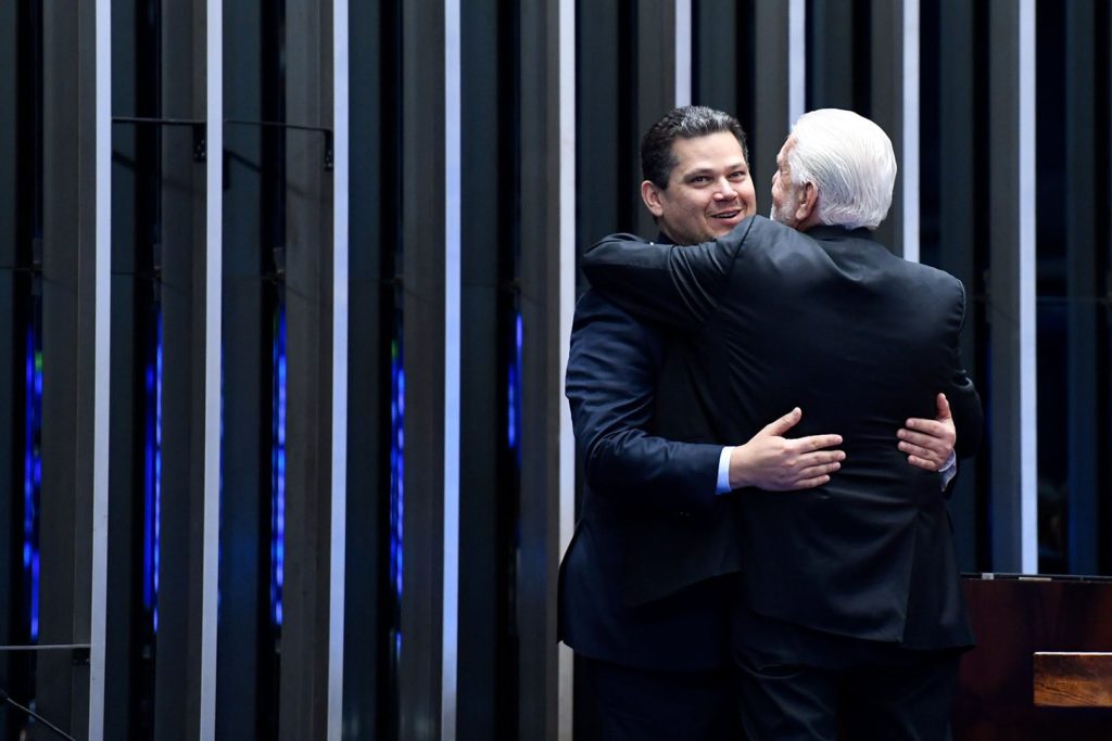 Alcolumbre põe Senado à disposição de Jaques Wagner e defende prerrogativas parlamentares