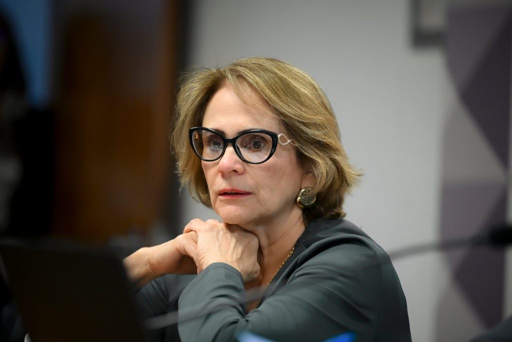 Damares Alves e Michelle Bolsonaro devem faltar a evento de Flávio Bolsonaro, revelando tensões no PL