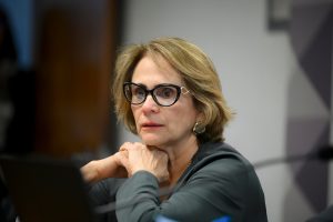 Damares Alves e Michelle Bolsonaro devem faltar a evento de Flávio Bolsonaro, revelando tensões no PL