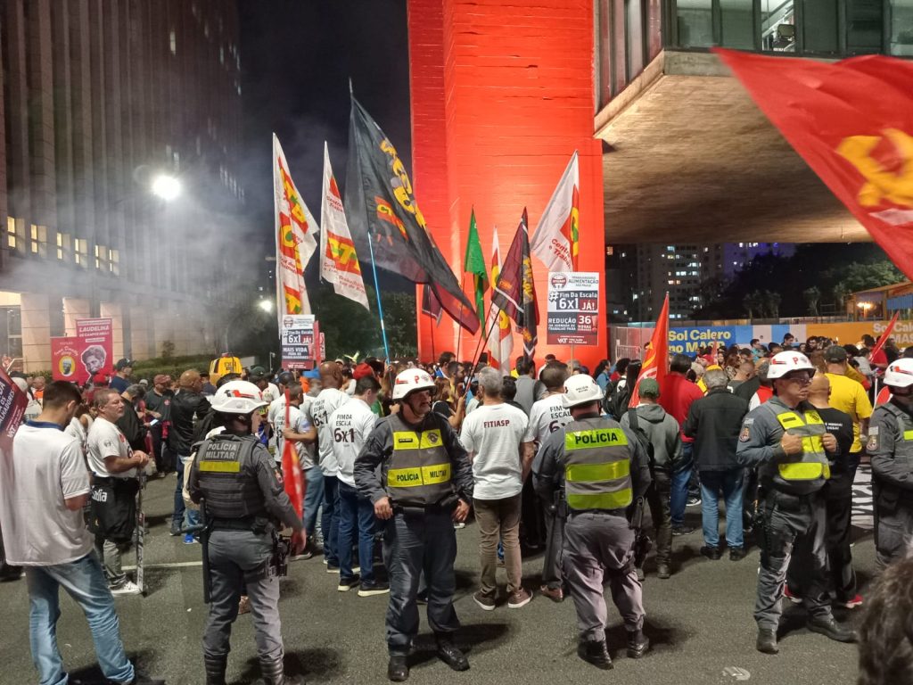Avenida Paulista em caos: Protesto por fim da escala 6×1 gera cobranças a senadores e ameaça de greve geral
