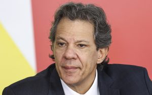 Haddad critica Milei, mas internautas rebatem com dados de recuperação econômica argentina
