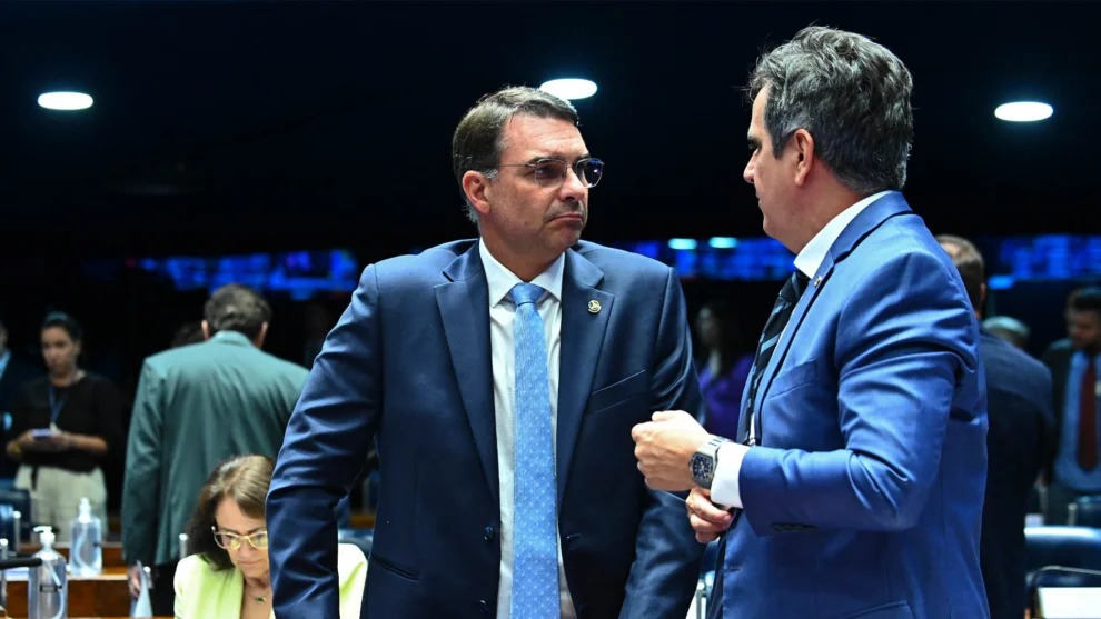 Ciro Nogueira barra união de PP e União Brasil com Flávio Bolsonaro para 2026