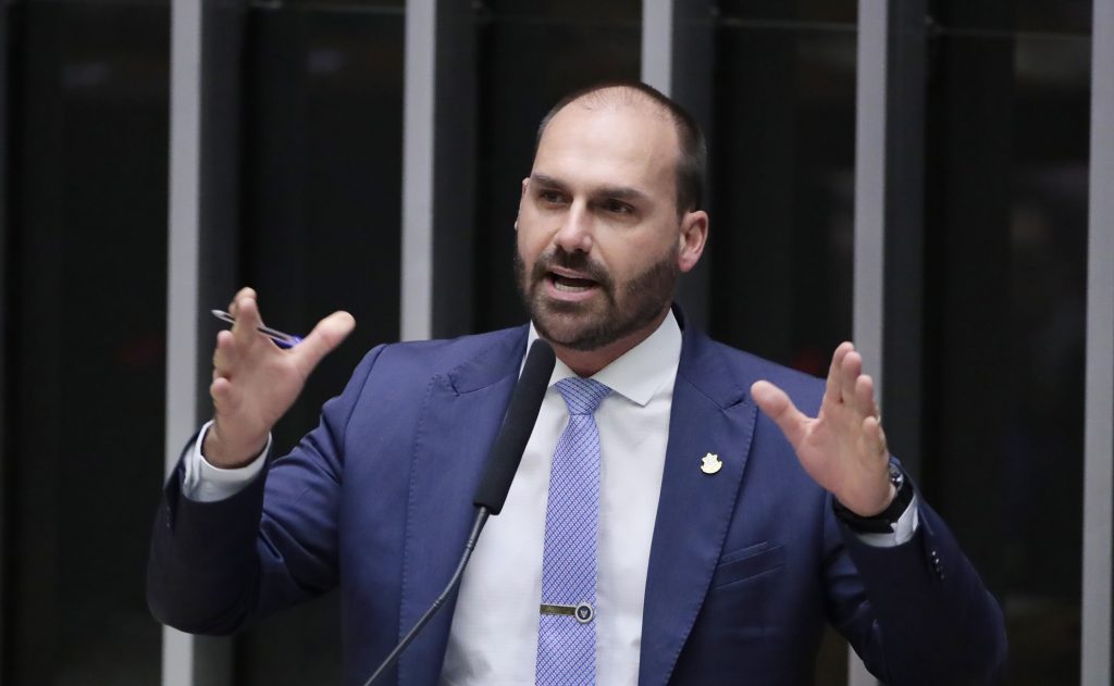 Moraes vota para condenar Eduardo Bolsonaro por coação, formando maioria no STF