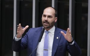 Moraes vota para condenar Eduardo Bolsonaro por coação, formando maioria no STF