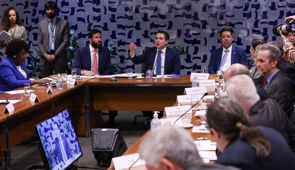 PGR pede condenação de Eduardo Bolsonaro por coação em processo de seu pai, Jair Bolsonaro