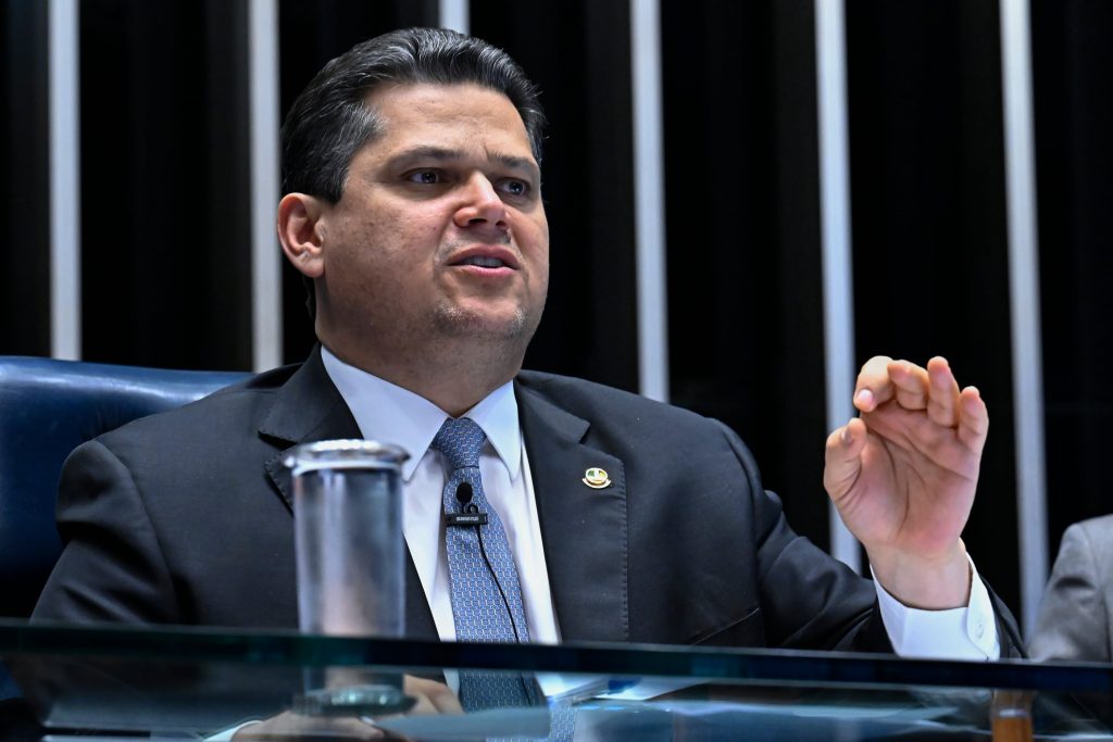Davi Alcolumbre nega veementemente ter recebido US$ 30 milhões em conta no exterior