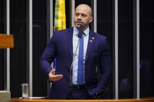 Defesa de Daniel Silveira busca ajustes em tornozeleira para evitar conflitos em feriados e permitir trabalho no Rio