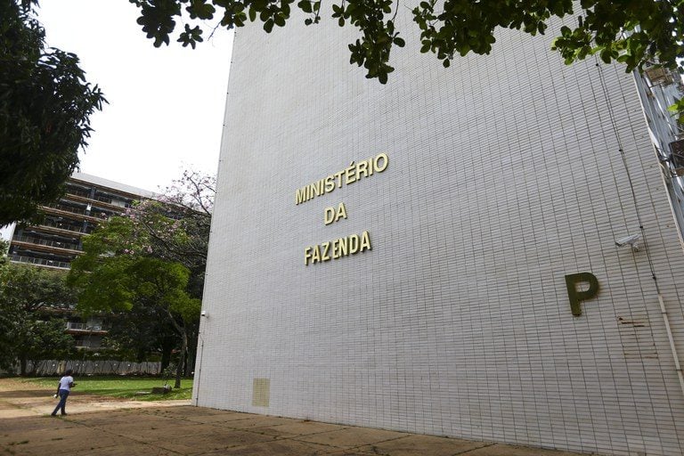 Previsão de rombo nas contas públicas de 2026 e 2027 aumenta, aponta Ministério da Fazenda