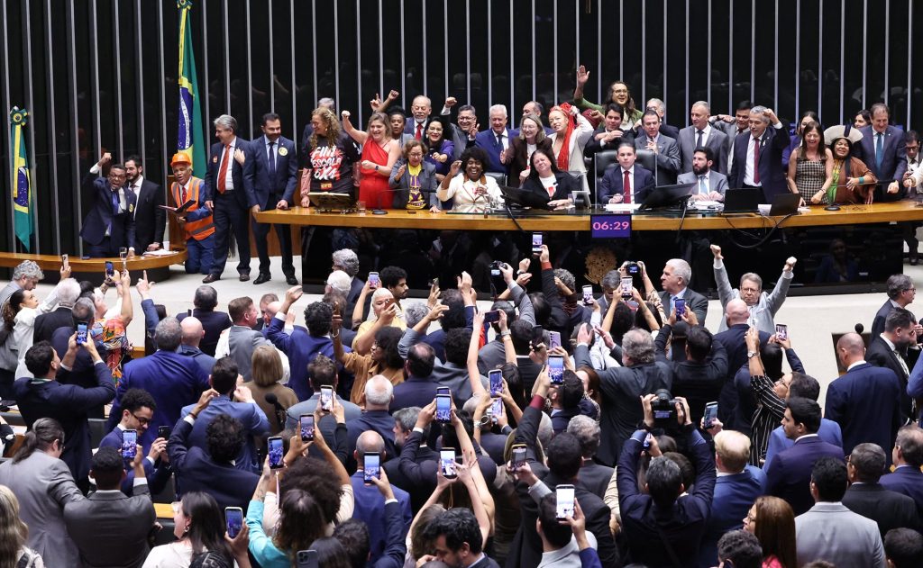 Justiça Federal proíbe governo de usar dinheiro público para promover fim da escala 6×1 nas redes sociais