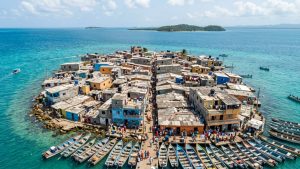 A ilha na Colômbia menor que um campo de futebol onde quase mil pessoas vivem sem saneamento e sem espaço para sepultamentos