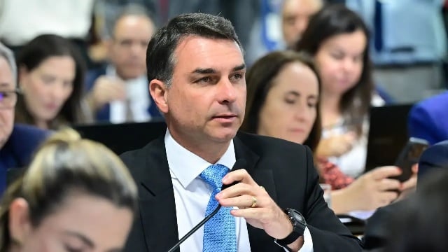 Flávio Bolsonaro classifica condenação de Eduardo no STF como 'grande injustiça' e critica Alexandre de Moraes