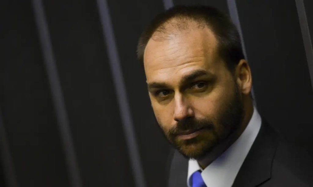 Moraes adota rito 'não usual' e declara Eduardo Bolsonaro inelegível, diz jurista
