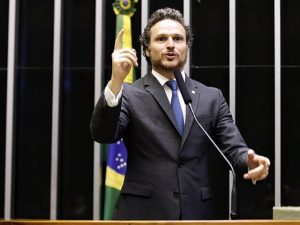 Deputado Fred Costa arrenda avião a empresa sob investigação por tráfico internacional de drogas