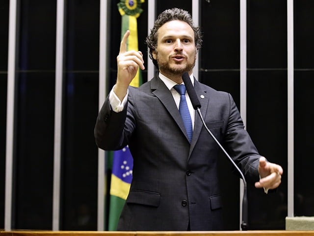 Deputado Fred Costa arrenda avião a empresa sob investigação por tráfico internacional de drogas