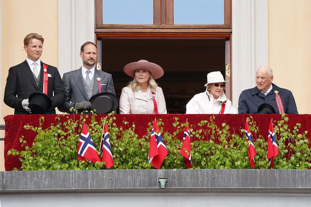 Princesa da Noruega faz transplante de pulmão em meio a escândalo de condenação do filho por estupro