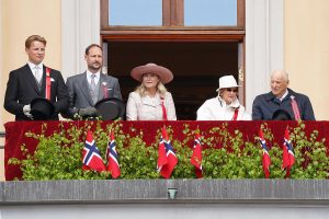 Princesa da Noruega faz transplante de pulmão em meio a escândalo de condenação do filho por estupro