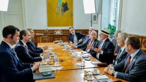 Lula repreende equipe por “chegar cedo demais” a reunião do G7 e causar isolamento em evento diplomático