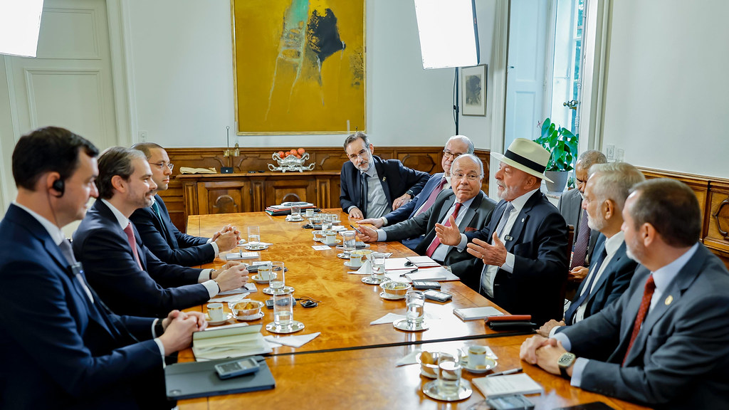 Lula repreende equipe por “chegar cedo demais” a reunião do G7 e causar isolamento em evento diplomático