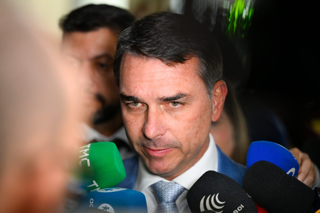 Nunes Marques assume relatoria de ação de Flávio Bolsonaro contra Lula no STF