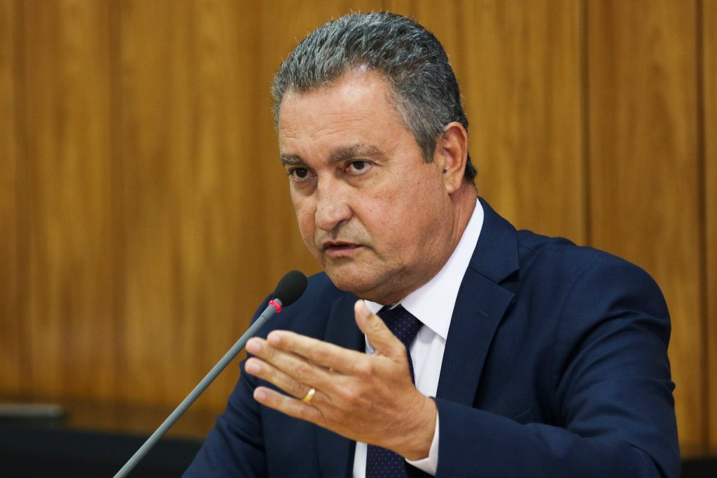 Ativista multado em R$ 5 mil por vídeo crítico a Rui Costa sobre respiradores