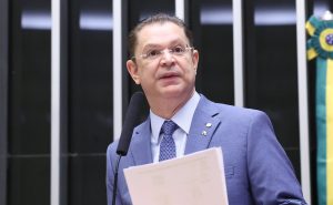 Operação da PF mira desvio de cotas parlamentares e pessoas ligadas a líder do PL na Câmara