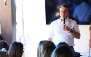 Flávio Bolsonaro tenta pacificar crise com Michelle e elogia ex-primeira-dama em evento do PL Mulher