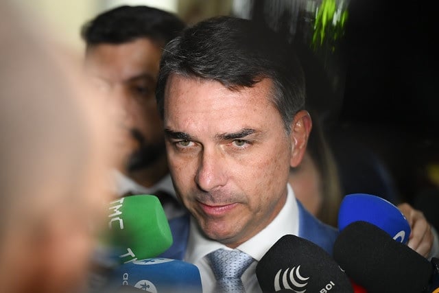 Flávio Bolsonaro se reúne com mulheres conservadoras em meio a ausências de Michelle e Damares