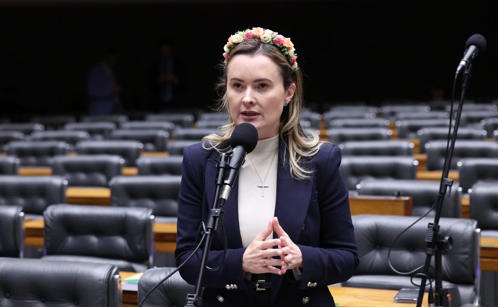 Flávio Bolsonaro se distancia de declaração polêmica: “Mulheres votam mal é completamente equivocado”