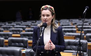 Flávio Bolsonaro se distancia de declaração polêmica: “Mulheres votam mal é completamente equivocado”