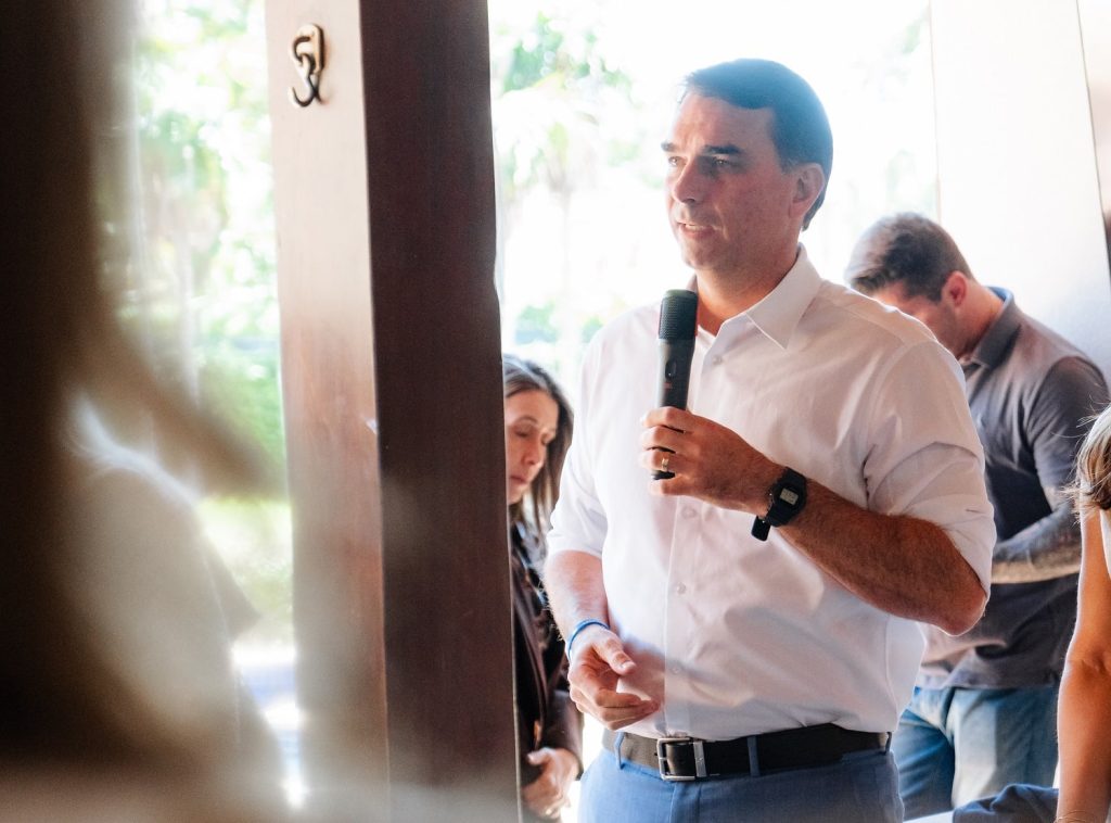 Flávio Bolsonaro se reúne com mais de 50 lideranças femininas do PL para consolidar plano de governo