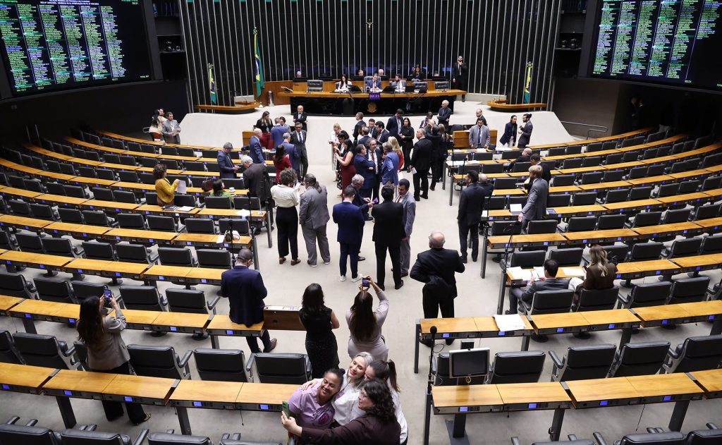 PL da Misoginia avança na Câmara e divide deputados sobre liberdade de expressão e fé