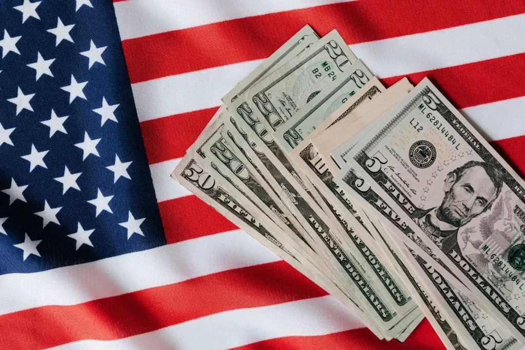 Dólar dispara e supera R$ 5,20 com decisão do Fed e sanções dos EUA ao PCC