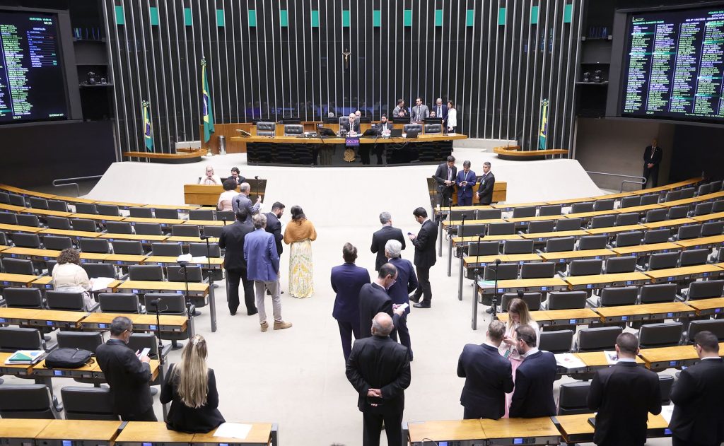 Câmara aprova urgência para projeto que dá até 2 anos a produtores rurais regularizarem danos ambientais