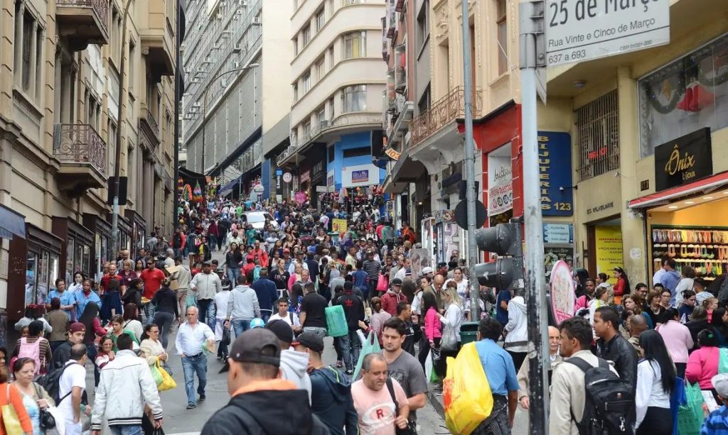 Inadimplência recorde de 4,7% no Brasil revela falha estrutural na educação financeira