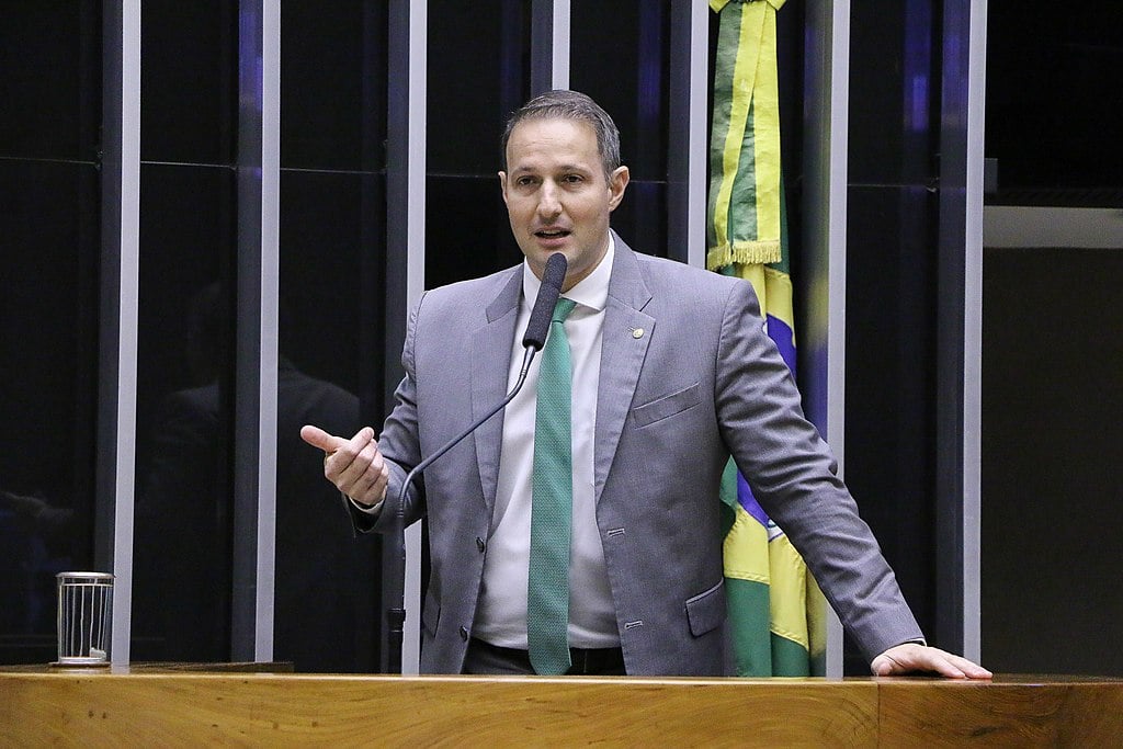 Liberdade de Imprensa Prevalece: Justiça Mantém Publicação do Estadão Relacionando Derrite a Caso Vorcaro