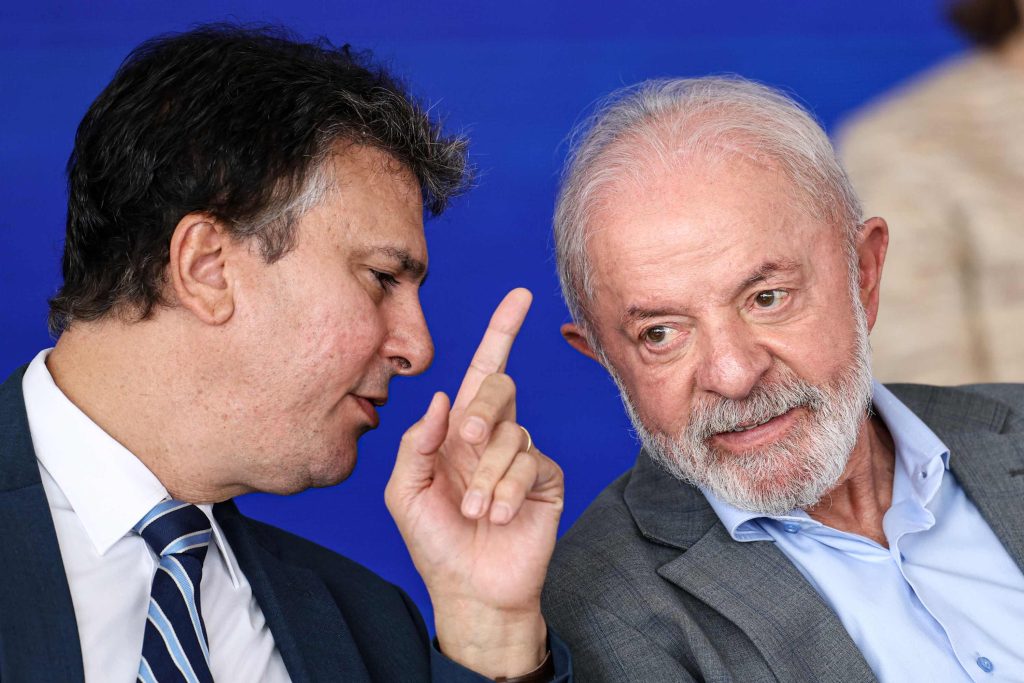 Em meio a escândalos, Camilo Santana deve assumir liderança do PT no Senado
